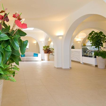 Hotel Cala Reale Стинтино Екстериор снимка