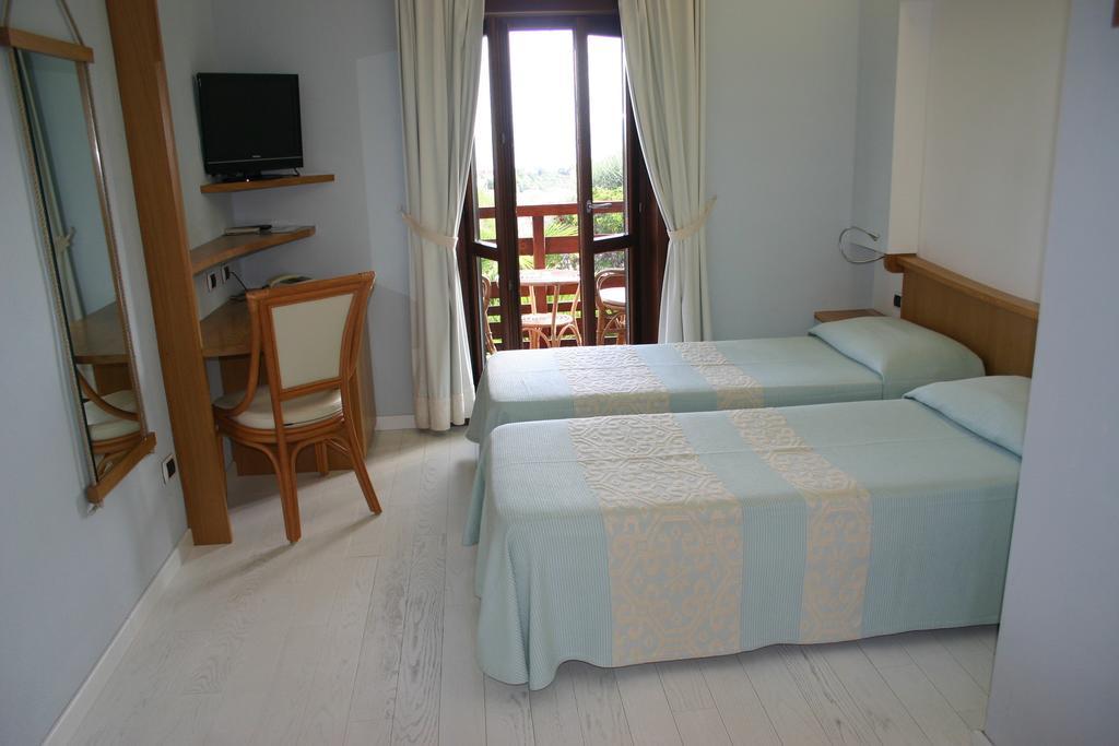 Hotel Cala Reale Стинтино Екстериор снимка
