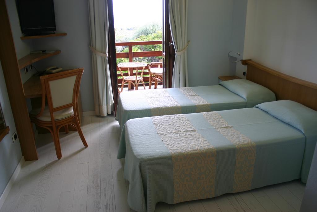 Hotel Cala Reale Стинтино Екстериор снимка